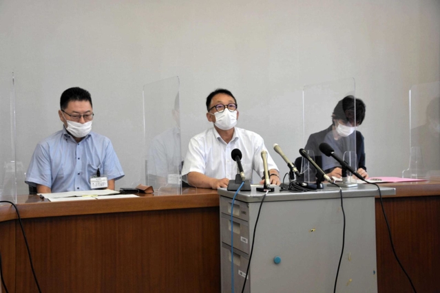 記者会見で説明する市教育委員会の丹後政俊教育長（中央）ら＝丹波篠山市役所