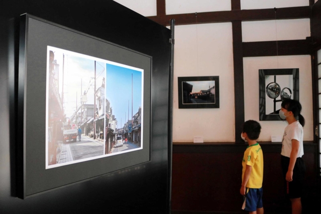 河原町などで撮影された写真が並ぶメイン会場＝丹波篠山市河原町