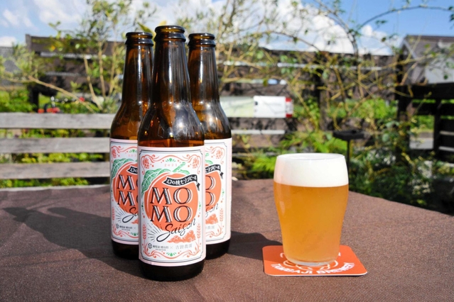 販売が始まった「丹波　幻の桃セゾンビール２０２１」＝丹波路ブルワリー