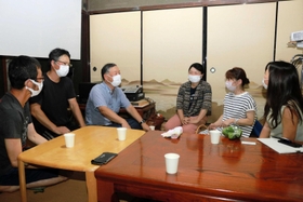 有機農業について情報交換するメンバーたち＝丹波篠山市黒田