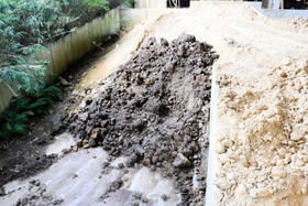 杯土作りに使われる粘土質の「奥土」（黒い部分）と山から取れる「原土」＝丹波篠山市今田町上立杭
