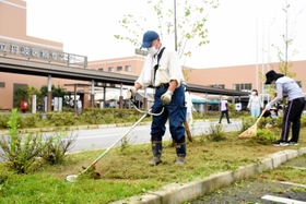 植え込みの雑草を刈る参加者ら＝県立丹波医療センター