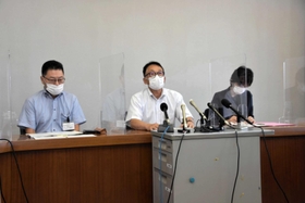 記者会見で説明する市教育委員会の丹後政俊教育長（中央）ら＝丹波篠山市役所