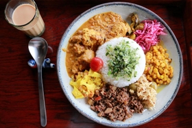 店で提供するあいがけカレーとセットのチャイ＝丹波篠山市京町