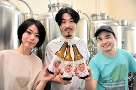 桃を使った地ビールを開発した、矢持光晴さん（中央）と井筒一摩さん（右）＝丹波路ブルワリー