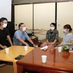 有機農業について情報交換するメンバーたち＝丹波篠山市黒田