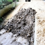 杯土作りに使われる粘土質の「奥土」（黒い部分）と山から取れる「原土」＝丹波篠山市今田町上立杭