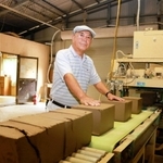 丹波焼の材料となる杯土を３０年近く作り続けている原田清さん＝丹波篠山市今田町上立杭