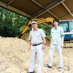 原田清さん（左）が「いずれはバトンを渡したい」と期待を寄せる前中郁人さん＝丹波篠山市今田町上立杭