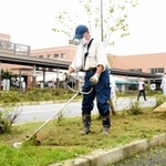 植え込みの雑草を刈る参加者ら＝県立丹波医療センター