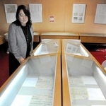 氷上郷土史研究会が活動成果の下張り文書を初公開している企画展＝柏原藩陣屋跡