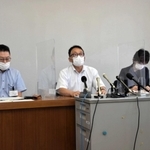 記者会見で説明する市教育委員会の丹後政俊教育長（中央）ら＝丹波篠山市役所