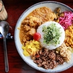店で提供するあいがけカレーとセットのチャイ＝丹波篠山市京町