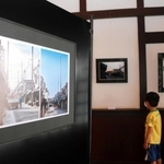 河原町などで撮影された写真が並ぶメイン会場＝丹波篠山市河原町