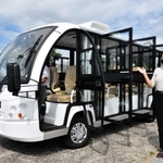 実証実験で観光スポットを巡る電気自動車＝丹波篠山市北新町
