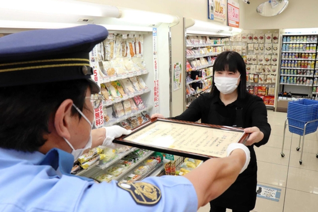 丹波署の大谷誠司署長（左）から感謝状を受け取る遠藤まり子さん＝丹波市氷上町市辺