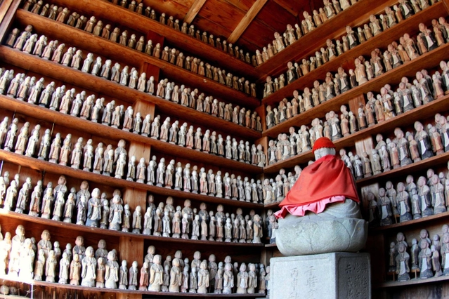 無数の小さな地蔵が並ぶ「千体地蔵尊」の堂内＝丹波篠山市日置