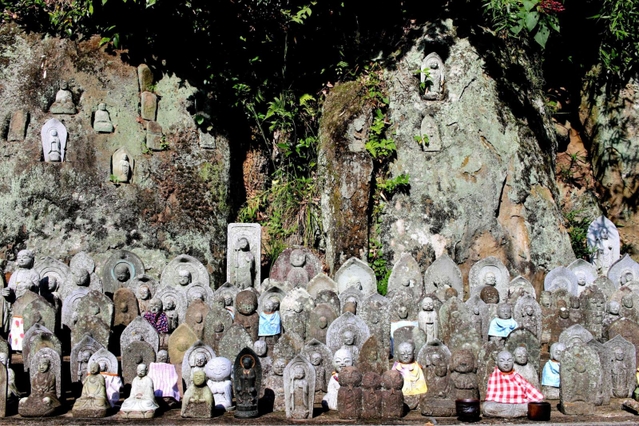「子授け」に霊験があるとされる地蔵が山すそにずらり並ぶ「千体地蔵」＝三木市志染町井上