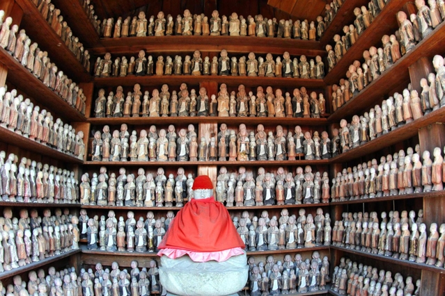中央の石仏を囲むように無数の小さな地蔵が並ぶ「千体地蔵尊」の堂内＝丹波篠山市日置