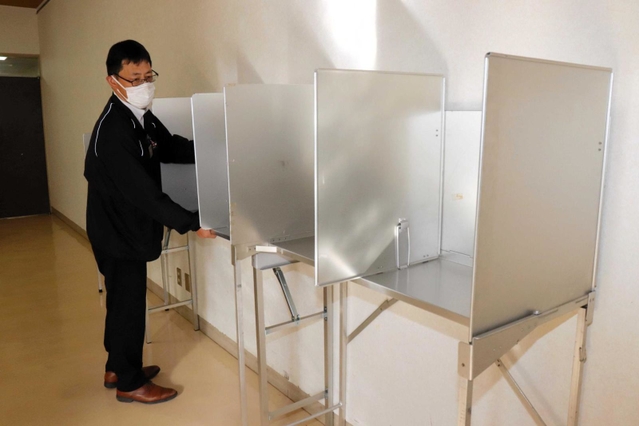期日前投票所の開設準備を進める丹波市職員＝丹波市氷上町成松、氷上住民センター