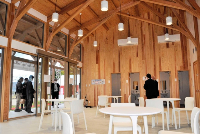 並木道の樹形をイメージしデザインされたフリースペース＝丹波篠山市西古佐