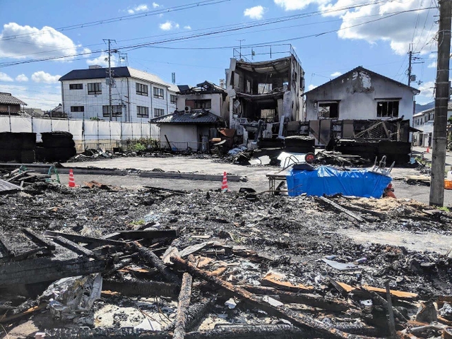 大規模火災の現場の様子。がれきや焼損した建物が残る。後方左手の白い建物は市商工会館＝丹波篠山市山内町