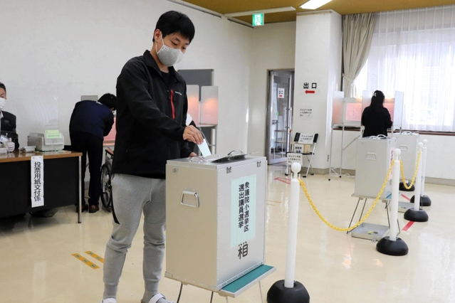 期日前投票で票を投じる有権者＝２９日午後、丹波市氷上町成松、氷上住民センター