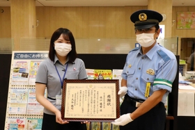 丹波署の大谷誠司署長（右）から感謝状を受け取った水口遥香さん＝丹波市氷上町成松