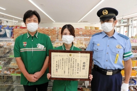 連携して特殊詐欺の被害を防いだ西垣英雄さん（左）と荒木涼子さん（中央）＝丹波市市島町上田