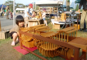 木のおもちゃで遊ぶ子どもたち＝２００９年１０月、丹波年輪の里