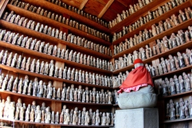 無数の小さな地蔵が並ぶ「千体地蔵尊」の堂内＝丹波篠山市日置