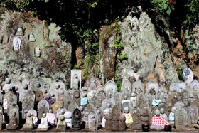 「子授け」に霊験があるとされる地蔵が山すそにずらり並ぶ「千体地蔵」＝三木市志染町井上