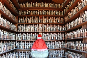 中央の石仏を囲むように無数の小さな地蔵が並ぶ「千体地蔵尊」の堂内＝丹波篠山市日置