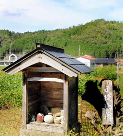 お地蔵さんが“レンタル中”で、中が空っぽの「子授け地蔵」のほこら＝丹波篠山市川原