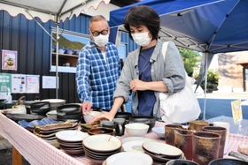 真剣な表情で丹波焼を選び取る観光客＝信水窯