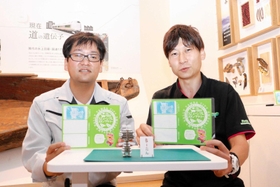 スタンプラリーの製作に携わった菊川裕幸さん（右）と西岡真理さん＝氷上回廊水分れフィールドミュージアム