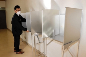 期日前投票所の開設準備を進める丹波市職員＝丹波市氷上町成松、氷上住民センター