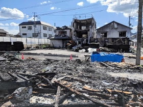 大規模火災の現場の様子。がれきや焼損した建物が残る。後方左手の白い建物は市商工会館＝丹波篠山市山内町