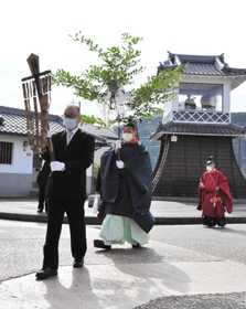 祭神を移した「大榊」などを持ち地域を練り歩く柏原八幡宮の神職や氏子＝丹波市柏原町柏原