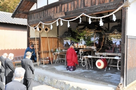 みこしのお旅所で祭儀を営む柏原八幡宮の神職ら＝丹波市柏原町柏原