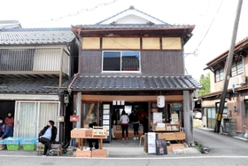 元空き家を改修してできた地域の交流拠点「本町の家」（中央）＝丹波市青垣町佐治