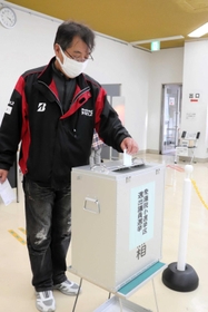 期日前投票で票を投じる有権者＝２９日午後、丹波市氷上町成松、氷上住民センター