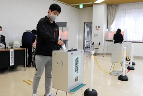 期日前投票で票を投じる有権者＝２９日午後、丹波市氷上町成松、氷上住民センター