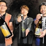 日本酒を貯蔵したトンネル内で新商品をＰＲする（左から）西山酒造場の西山周三社長、山名酒造の山名洋一朗社長、鴨庄酒造の荻野弘之専務＝丹波市春日町上三井庄