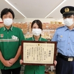 連携して特殊詐欺の被害を防いだ西垣英雄さん（左）と荒木涼子さん（中央）＝丹波市市島町上田