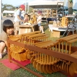 木のおもちゃで遊ぶ子どもたち＝２００９年１０月、丹波年輪の里