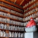 無数の小さな地蔵が並ぶ「千体地蔵尊」の堂内＝丹波篠山市日置