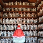 中央の石仏を囲むように無数の小さな地蔵が並ぶ「千体地蔵尊」の堂内＝丹波篠山市日置