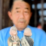 背中に奉納した施主の名が記された小さな地蔵像＝丹波篠山市日置