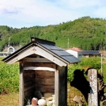 お地蔵さんが“レンタル中”で、中が空っぽの「子授け地蔵」のほこら＝丹波篠山市川原